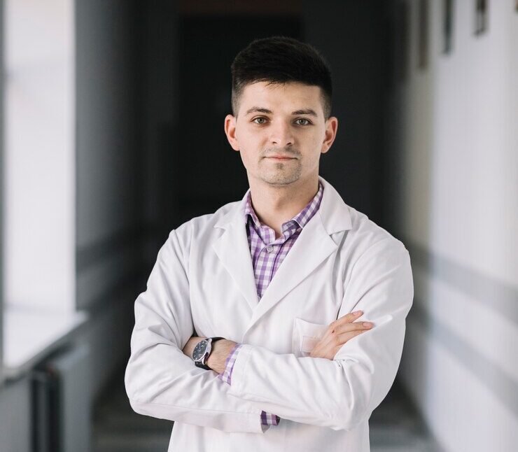 young-doctor-with-arms-crossed_23-2147763874